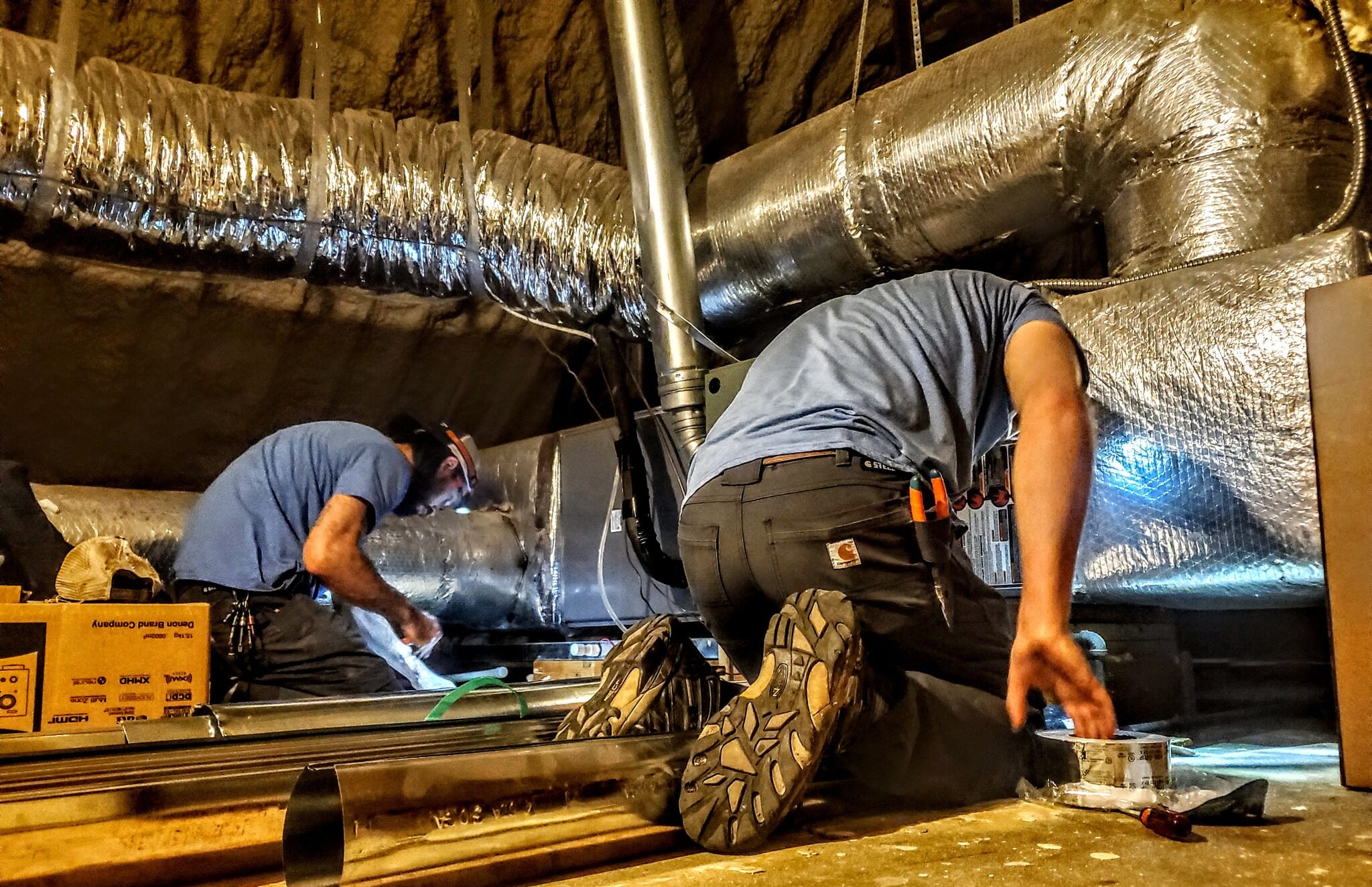 434643289_924192669711150_5125638570480821761_n two workers in the attic with ducts